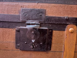 Baúl antiguo de madera y metal
