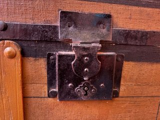 Baúl antiguo de madera y metal