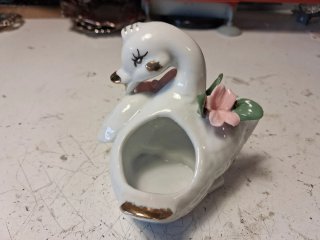 Bonita figura de patito de porcelana.