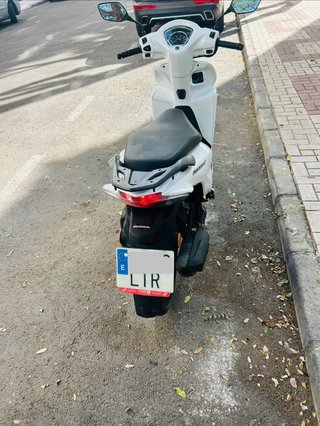 Honda Vision Blanca Scooter