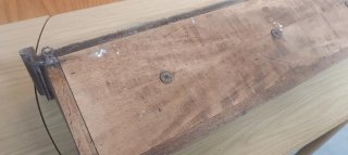 Percha antigua de madera tallada