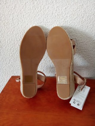 Sandalias cuña beige/doradas HITMARS talla 40