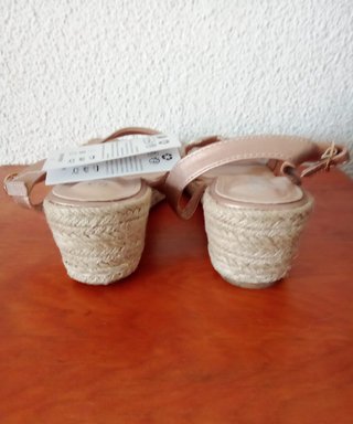 Sandalias cuña beige/doradas HITMARS talla 40