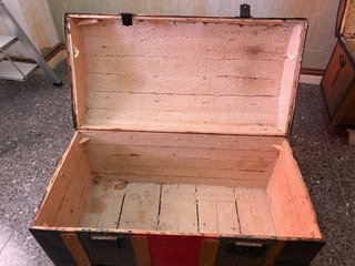Baúl antiguo de madera y metal