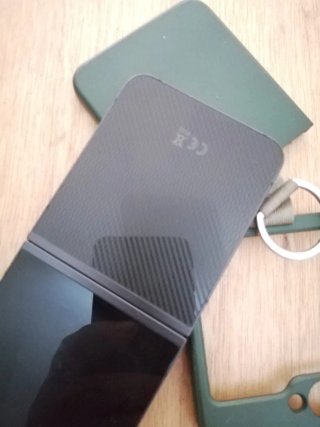 Samsung Flip 6 Negro con funda verde