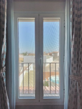 Ventana abatible de aluminio blanco con persiana