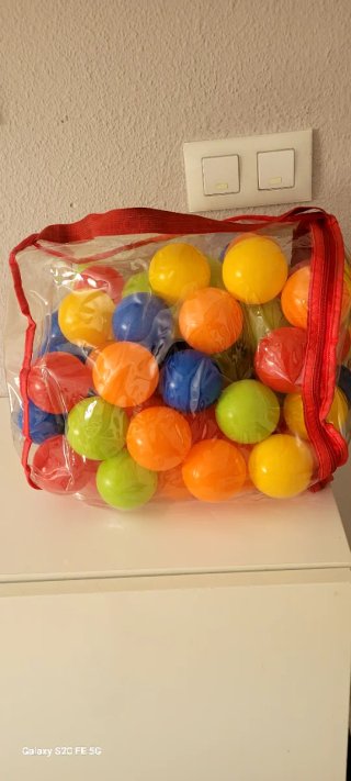 Bolsa con bolas de colores
