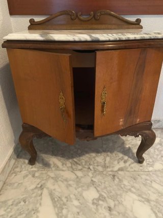 Lote cómoda de madera y mármol, 2 mesitas y galán