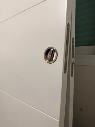 Puerta corredera blanca maciza