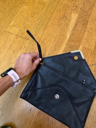 Bolso de mano negro con cadena