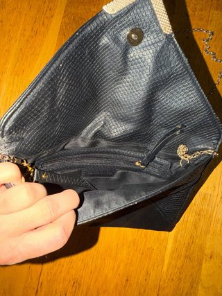 Bolso de mano negro con cadena