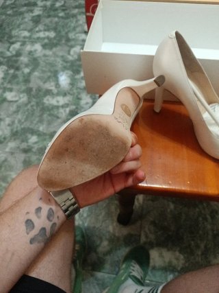 Zapatos de tacón blancos con lazo
