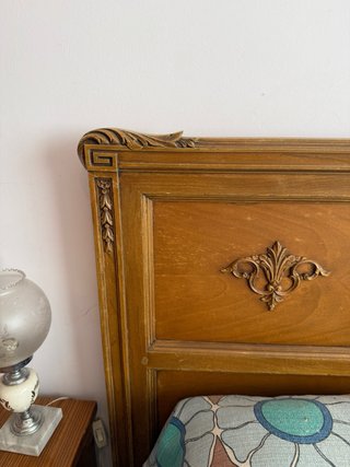 Cama de madera con cabecero y pies