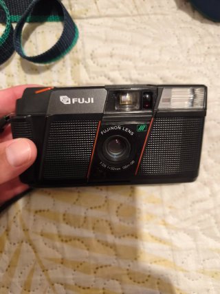 Cámara Fuji DL-200 con lente Fujinon y funda