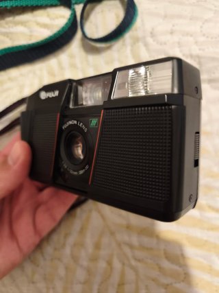 Cámara Fuji DL-200 con lente Fujinon y funda