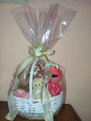 Cesta de peluches para bebé