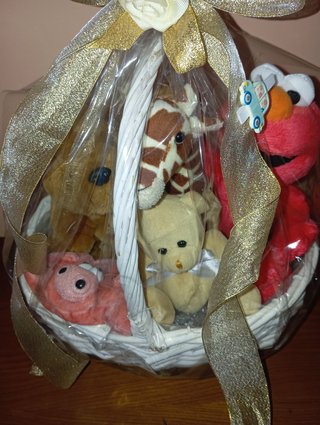 Cesta de peluches para bebé