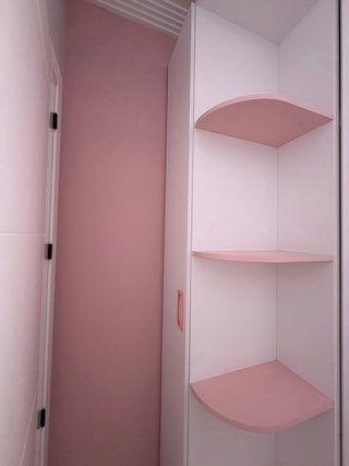 Armario esquinero blanco y rosa