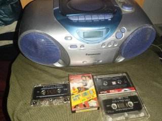4 Cintas Cassette y radiocdcassete.
