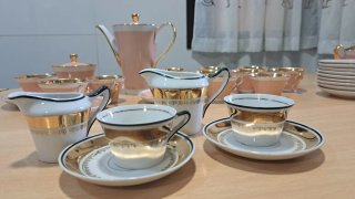 Juego de café estilo Art Decó rosa y dorado