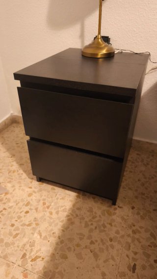 Cómoda mesita de noche negra