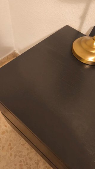 Cómoda mesita de noche negra