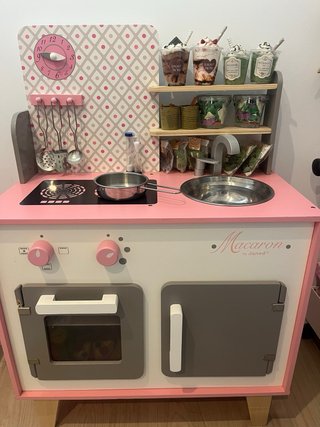 Cocinita de juguete con accesorios hechos a mano