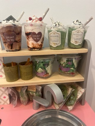 Cocinita de juguete con accesorios hechos a mano
