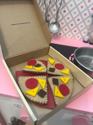 Cocinita de juguete con accesorios hechos a mano