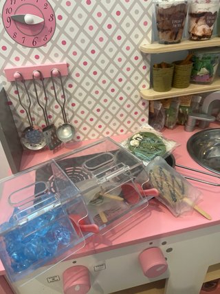 Cocinita de juguete con accesorios hechos a mano