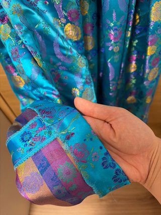 Traje de fallera fondo azul con flores de colores