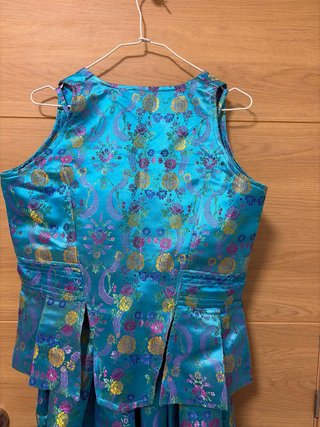 Traje de fallera fondo azul con flores de colores
