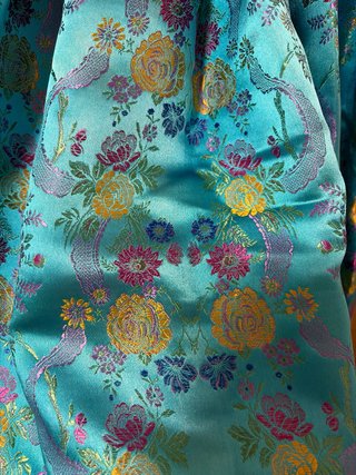 Traje de fallera fondo azul con flores de colores