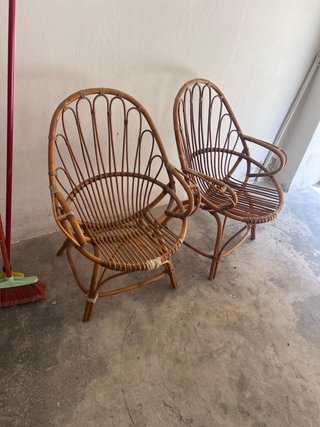 Sillas de ratán estilo antiguo. Estan en miramar.