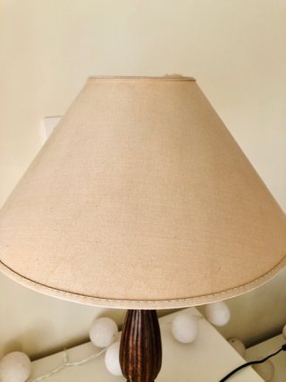 Lámpara de mesa madera y tela beige