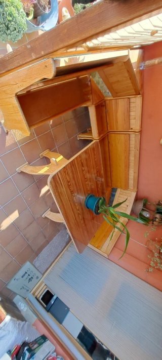 Conjunto mesa y bancos de madera de pino.