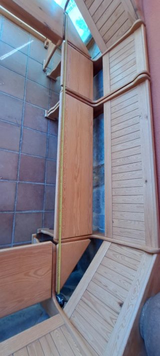 Conjunto mesa y bancos de madera de pino.