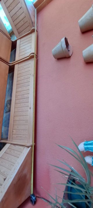 Conjunto mesa y bancos de madera de pino.