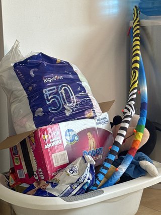 Lote de cosas de bebé: pañales y juguetes ROPA 0+