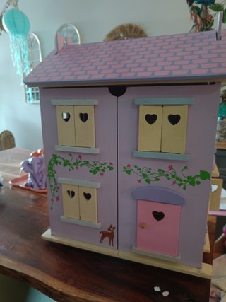 Casa de muñecas rosa con detalles