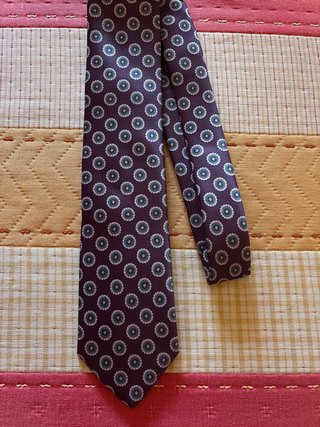 Corbata clásica de seda con rosetones nueva