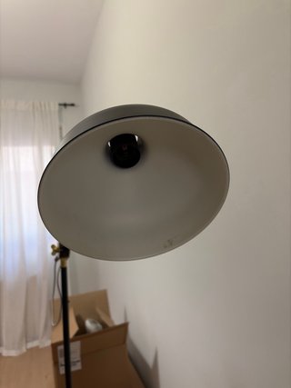 Lámpara de pie Ikea negra y dorada