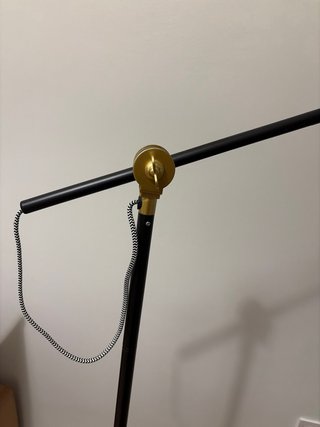 Lámpara de pie Ikea negra y dorada