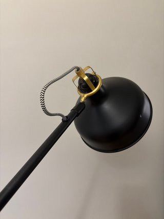 Lámpara de pie Ikea negra y dorada