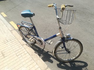 Bicicleta azul y blanca con cesta