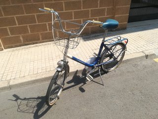 Bicicleta azul y blanca con cesta