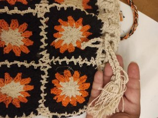 Macuto crochet flores negro y naranja
