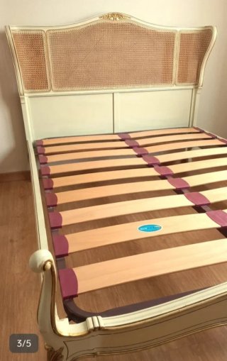 Cama clásica con detalles de ratán ( sin colchón