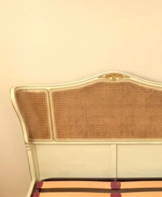 Cama clásica con detalles de ratán ( sin colchón