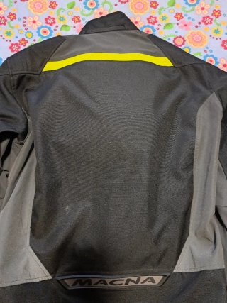 Chaqueta de moto MACNA negra y amarilla